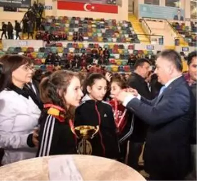 Okul sporlarında ödüller sahiplerini buldu Okul sporlarında ödüller sahiplerini buldu
