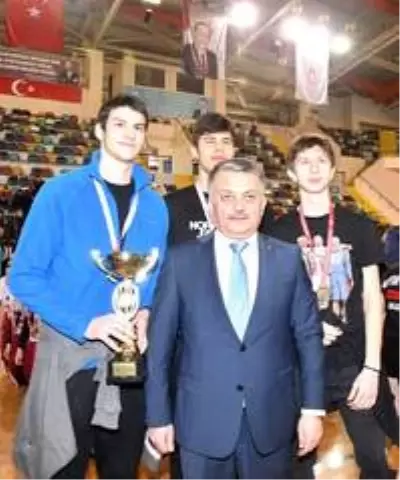 Okul sporlarında ödüller sahiplerini buldu Okul sporlarında ödüller sahiplerini buldu