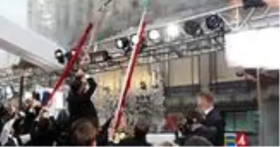 Oscar'da yağmur azizliği! Kırmızı halının üzerindeki tenteye su birikince sopalarla müdahale ettiler