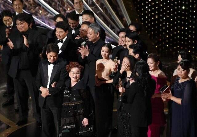 Oscar tarihinde bir ilk! Kore yapımı Parazit filmi en iyi yapım seçildi