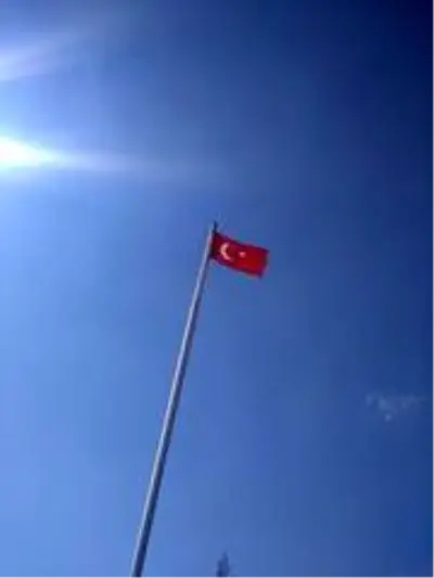 Şehit mezarındaki Türk Bayrağı'na Jandarma hassasiyeti Şehit mezarındaki Türk Bayrağı'na Jandarma hassasiyeti