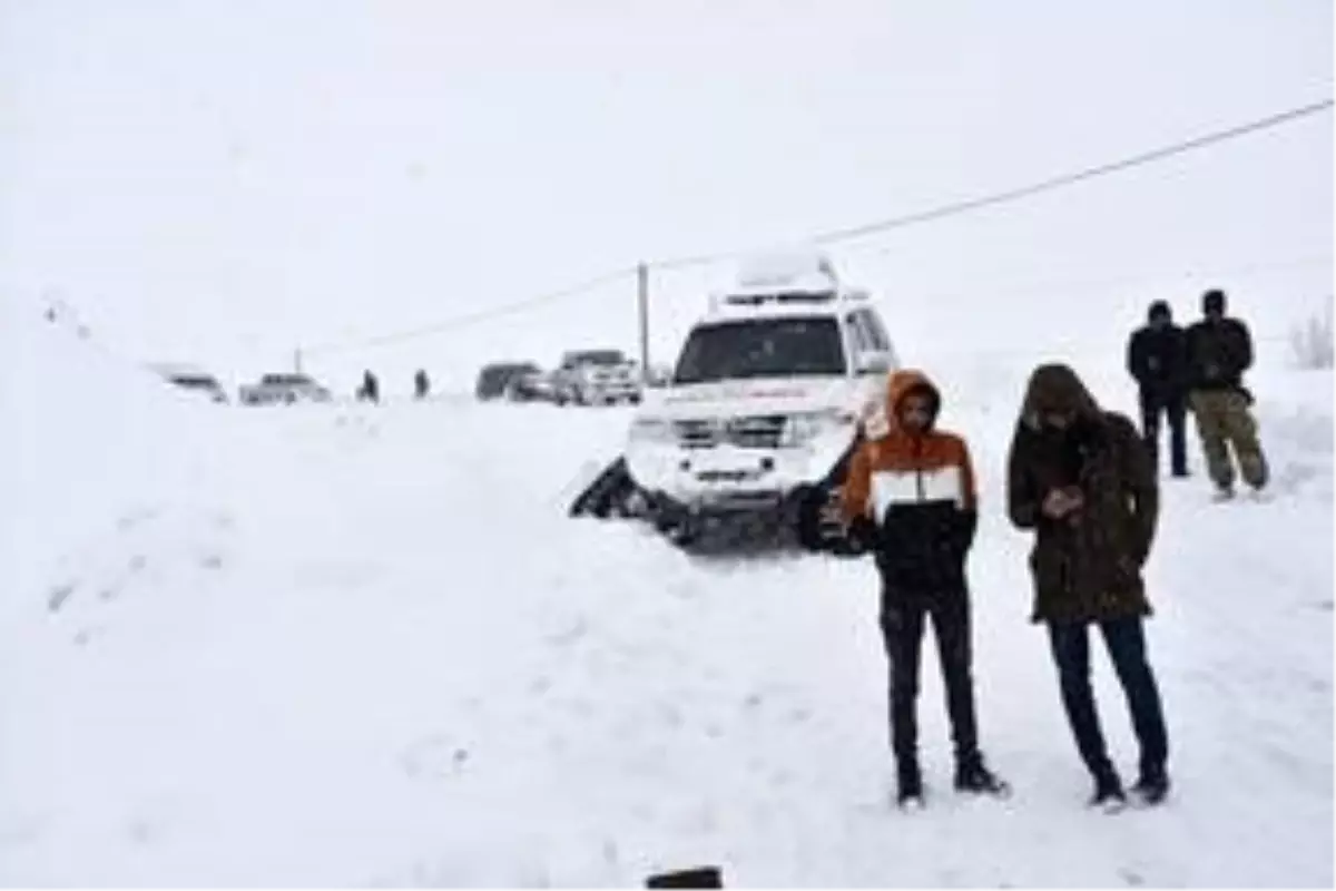 Şırnak'ta yolda mahsur kalan 75 kişi kurtarıldı