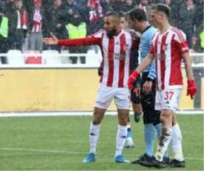 Sivasspor - Başakşehir maçının hakemlerine suç duyurusu! Sivasspor - Başakşehir maçının hakemlerine suç duyurusu!