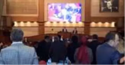 Son Dakika: İBB Meclisi’nde ’İmamoğlu küfür etti’ iddiası gerginlik çıkardı! AK Parti sıraları salonu terk etmek istedi