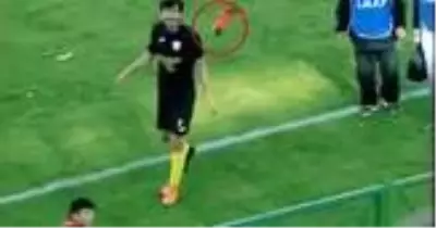 Top toplayıcı çocuk, futbolcunun kramponunu tribüne atınca olanlar oldu