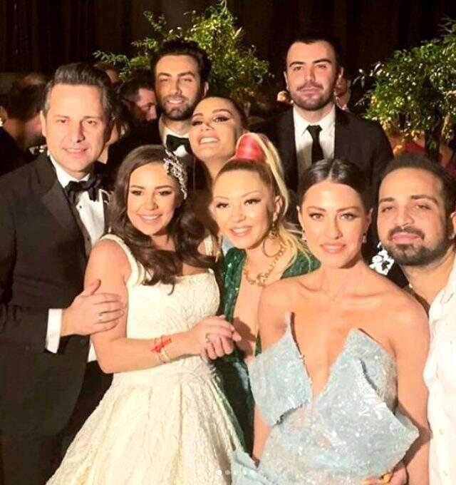 Türkücü Ferman Toprak, Merve Özbey'in düğününde havaya dolar saçtı