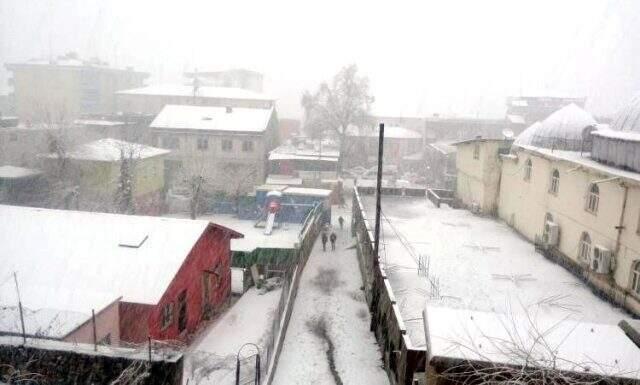 Yoğun kar yağışı nedeniyle 12 ilde okullar tatil edildi