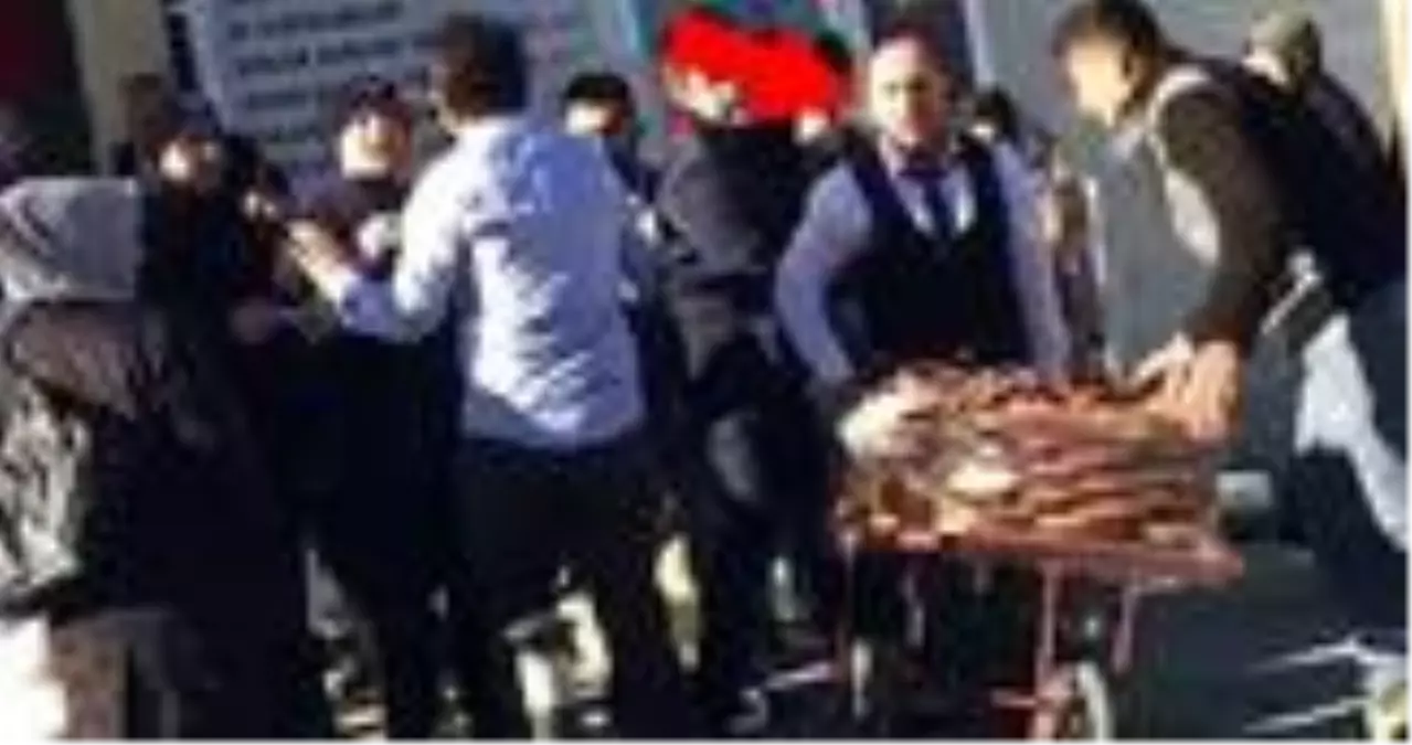 Zabıtanın seyyar satıcıya müdahalesine kızdı, simitleri aldı