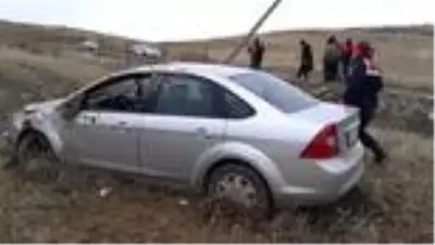 Adıyaman elektrik direğine çarpan otomobil, şarampole devrildi: 3 yaralı