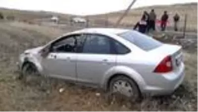 Adıyaman elektrik direğine çarpan otomobil, şarampole devrildi: 3 yaralı