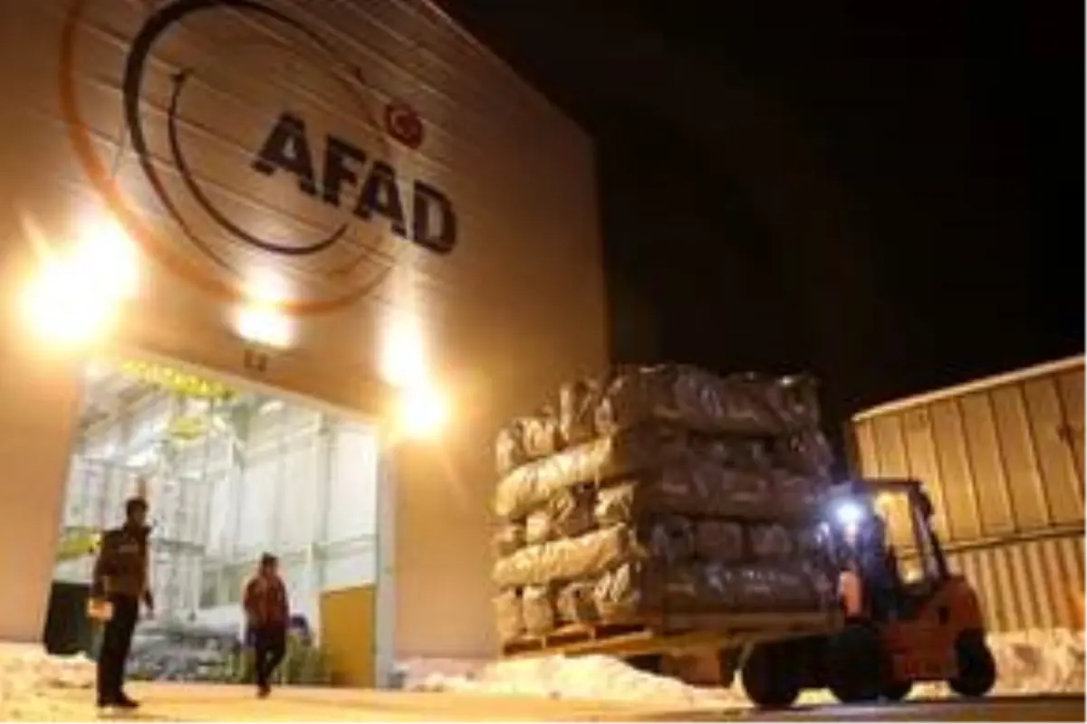 AFAD'ın Düzce deposundan depremzedeler ile Suriye sınırına 10 tır çadır gönderildi