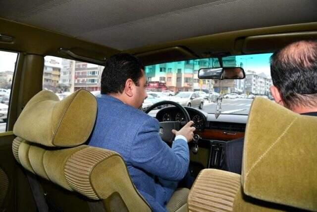 Bahçeli, Harran Belediye Başkanı'na koleksiyonundan özel araç hediye etti