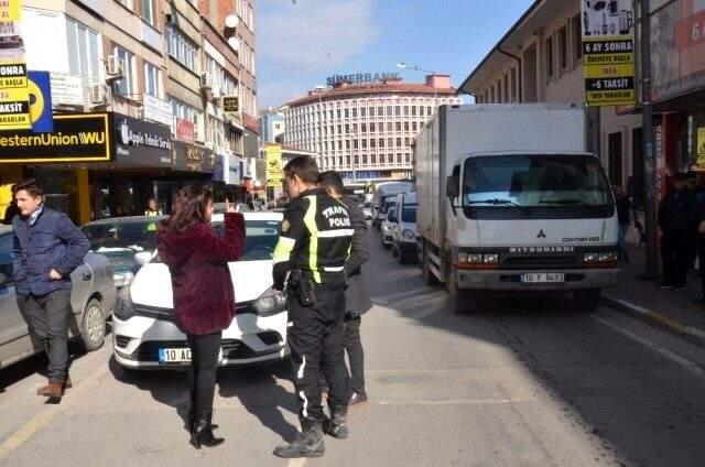 Ceza yazan polise kızdı: 'Seninle çok pis uğraşacağım'