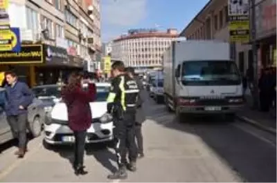 Park cezası alan kadın sürücü, polise 'Seninle pis uğraşacağım' diyerek tepki gösterdi Park cezası alan kadın sürücü, polise 'Seninle pis uğraşacağım' diyerek tepki gösterdi
