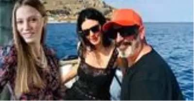 Defne Samyeli’nin Cem Yılmaz ile birlikte olan fotoğraflarını kaldırmaması dikkat çekti