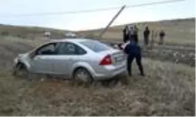 Elektrik direğine çarpan otomobil, şarampole devrildi: 3 yaralı