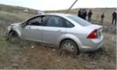 Elektrik direğine çarpan otomobil, şarampole devrildi: 3 yaralı