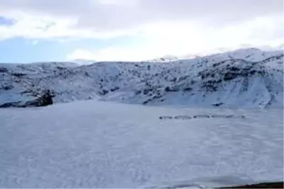 Erzincan'daki Göyne Sulama Barajı buzla kaplandı Erzincan'daki Göyne Sulama Barajı buzla kaplandı