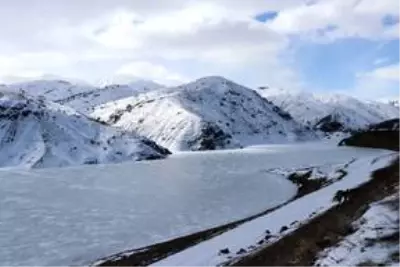 Erzincan'daki Göyne Sulama Barajı buzla kaplandı Erzincan'daki Göyne Sulama Barajı buzla kaplandı