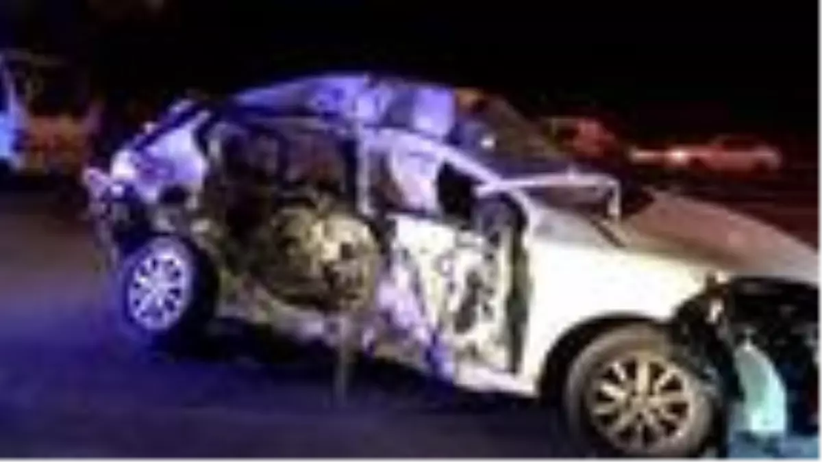 Esenyurt'ta 2 otomobilin hurdaya döndüğü kazada 1'i ağır 3 yaralı