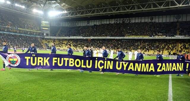 Fenerbahçeli oyuncular 'Türk futbolu için uyanma zamanı' pankartıyla sahaya çıktı