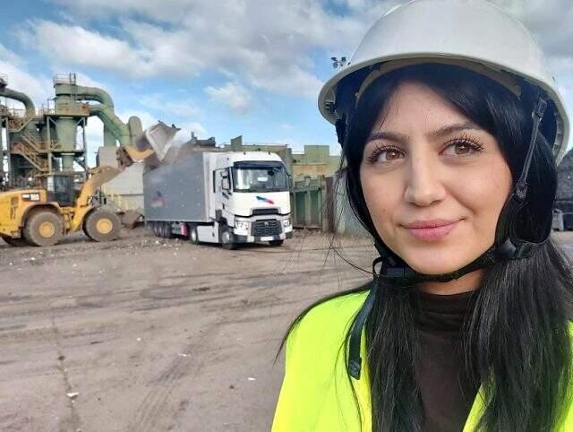 Fransa'da yaşayan 21 yaşındaki Türk kızı, TIR şoförlüğü yapıyor