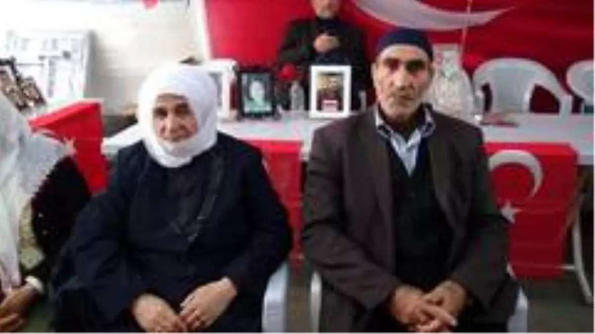 HDP önündeki ailelerinden biri daha evladına kavuştu
