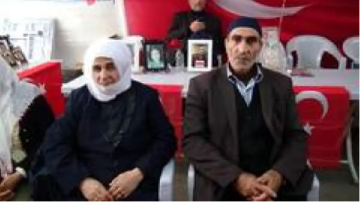 HDP önündeki ailelerinden biri daha evladına kavuştu