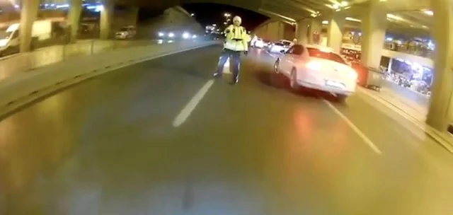 İstanbul'da motosikletli maganda polisin üzerine sürüp kaçtı