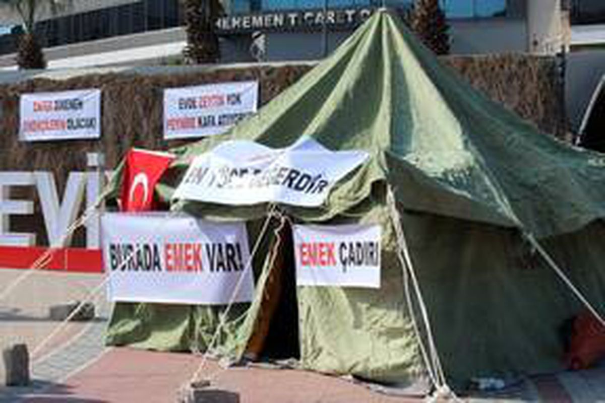 İzmir'de Menemen Belediyesinden çıkarılan işçiler çadır kurarak eyleme başladı