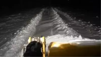Kar ve tipinin kapattığı köy yolu minik Berat için açıldı