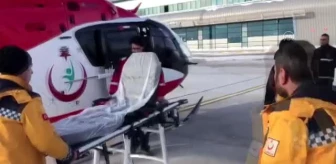 'Kara kış' yolu kapatınca hamile kadının yardımına ambulans helikopterle yetiştiler