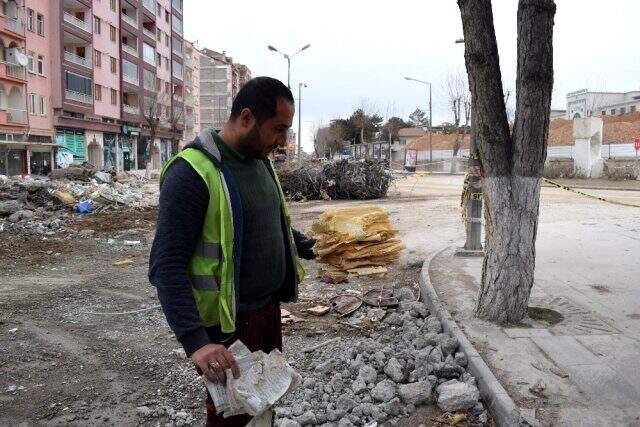Kontağı kapatıp Kuran-ı Kerim'i enkazdan çıkaran kepçe operatörü taktir topladı