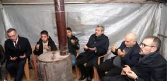 Vahdettin: Mahir Ünal, Van'da çığ düşmesi sonucu şehit olan Deniz'in ailesini ziyaret etti Vahdettin: Mahir Ünal, Van'da çığ düşmesi sonucu şehit olan Deniz'in ailesini ziyaret etti
