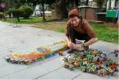 Rubik küplerle portre yapan Burak'ın hedefi dünya rekoru Rubik küplerle portre yapan Burak'ın hedefi dünya rekoru