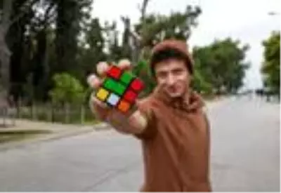 Rubik küplerle portre yapan Burak'ın hedefi dünya rekoru Rubik küplerle portre yapan Burak'ın hedefi dünya rekoru
