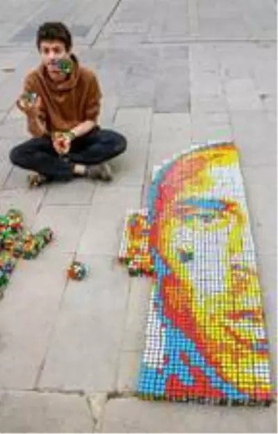 Rubik küplerle portre yapan Burak'ın hedefi dünya rekoru Rubik küplerle portre yapan Burak'ın hedefi dünya rekoru