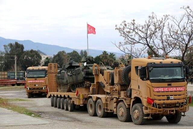 Suriye sınırına zırhlı personel taşıyıcı araçlar sevk ediliyor