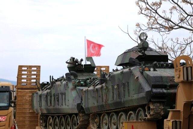 Suriye sınırına zırhlı personel taşıyıcı araçlar sevk ediliyor