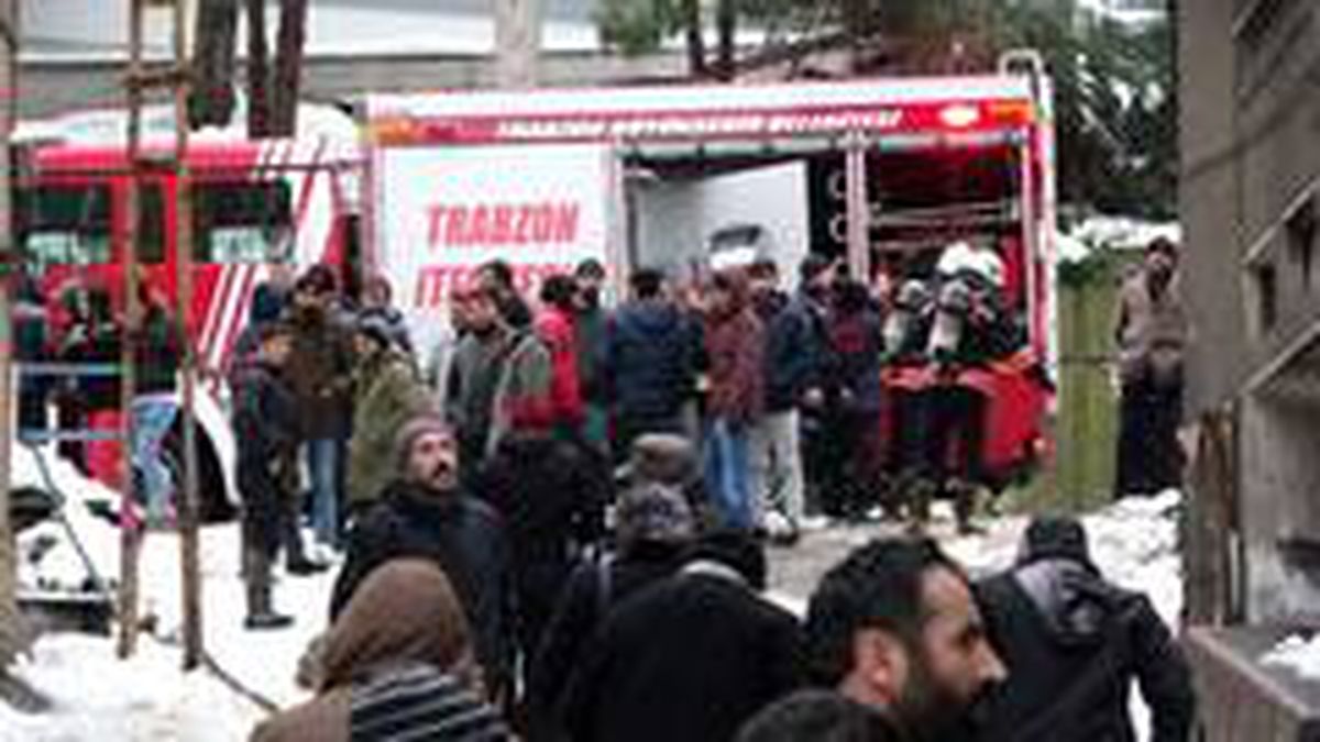 Trabzon'da elektrik trafosu patladı, mahalleli sokağa döküldü
