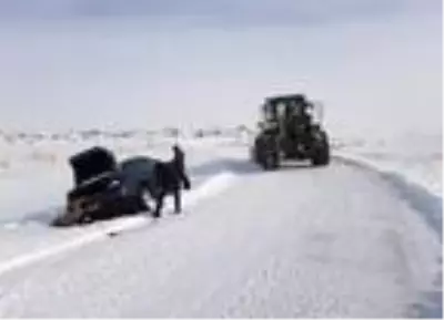 Van'da karda mahsur kalan 17 araç ve içindekiler kurtarıldı