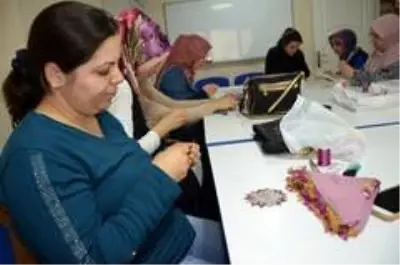 Yunusemre ile iğne oyası öğreniyorlar Yunusemre ile iğne oyası öğreniyorlar