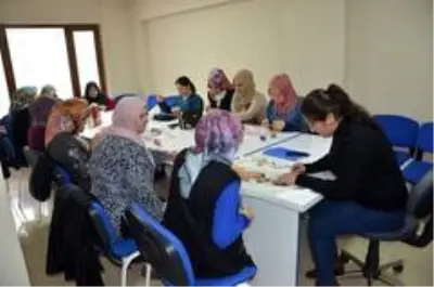 Yunusemre ile iğne oyası öğreniyorlar Yunusemre ile iğne oyası öğreniyorlar