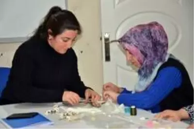 Yunusemre ile iğne oyası öğreniyorlar Yunusemre ile iğne oyası öğreniyorlar