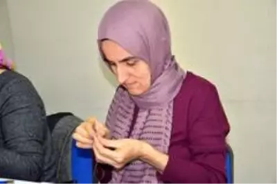 Yunusemre ile iğne oyası öğreniyorlar Yunusemre ile iğne oyası öğreniyorlar