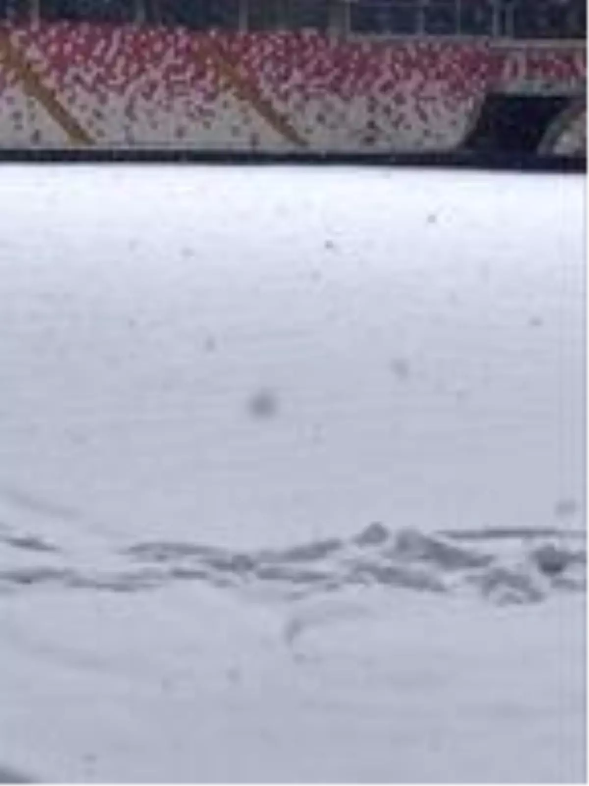 Antalyaspor'u taşıyan uçak, hava koşulları nedeniyle Sivas'a inemedi