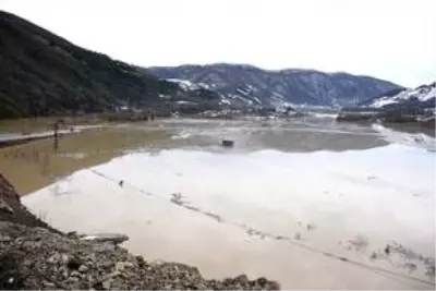 Bartın'da baraj suyunun yükselmesi kara yolu ulaşıma kapattı Bartın'da baraj suyunun yükselmesi kara yolu ulaşıma kapattı