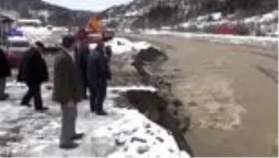 Bartın'da dere taştı, yol ulaşıma kapandı Bartın'da dere taştı, yol ulaşıma kapandı