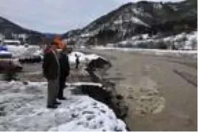 Bartın'da dere taştı, yol ulaşıma kapandı (4) Bartın'da dere taştı, yol ulaşıma kapandı (4)