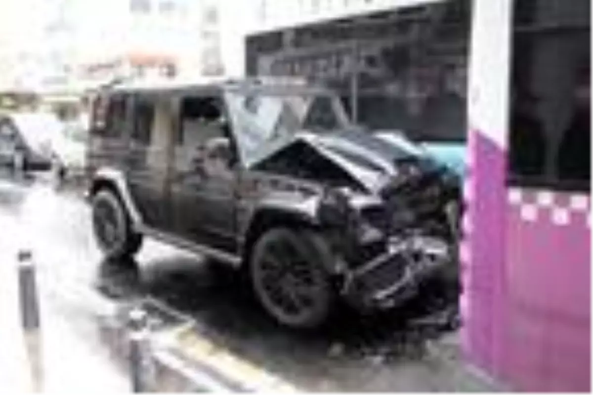 Cipiyle kırmızı ışıkta bekleyen otobüse çarptı